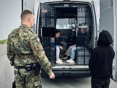 Funkcjonariusz SG podczas wykonywania zadań służbowych Funkcjonariusz SG podczas wykonywania zadań służbowych