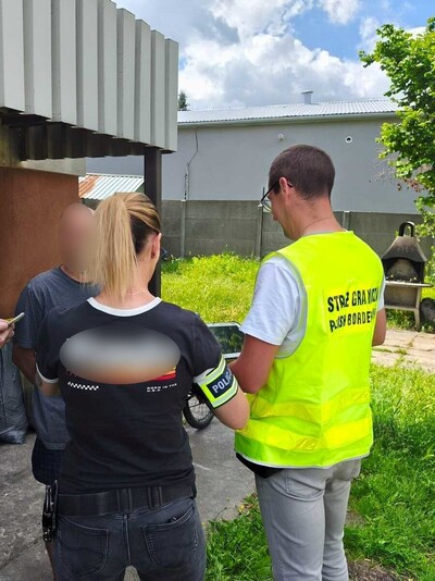 Funkcjonariusze Straży Granicznej i Policji podczas wykonywania czynności służbowychych Funkcjonariusze Straży Granicznej i Policji podczas wykonywania czynności służbowych