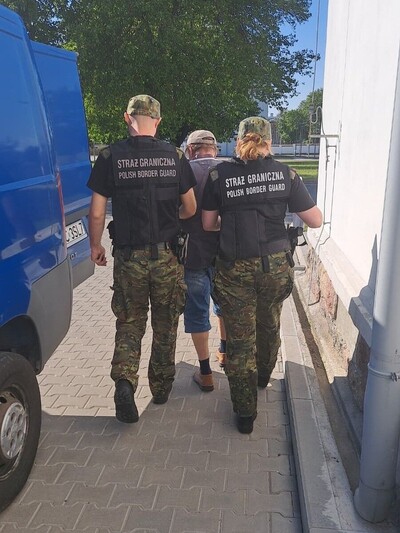 Funkcjonariusze Straży Granicznej i Policji podczas wykonywania czynności służbowych Funkcjonariusze Straży Granicznej i Policji podczas wykonywania czynności służbowych