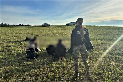 Funkcjonariusze Straży Granicznej podczas wykonywania czynności służbowych Funkcjonariusze Straży Granicznej podczas wykonywania czynności służbowych