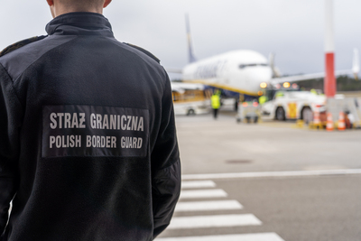 Funkcjonariusze Straży Granicznej podczas wykonywania czynności służbowych Funkcjonariusze Straży Granicznej podczas wykonywania czynności służbowych