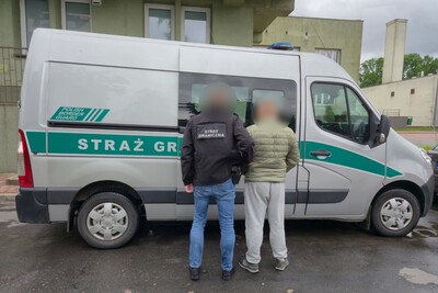 Funkcjonariusz SG z osobą zatrzymaną Funkcjonariusz SG z osobą zatrzymaną
