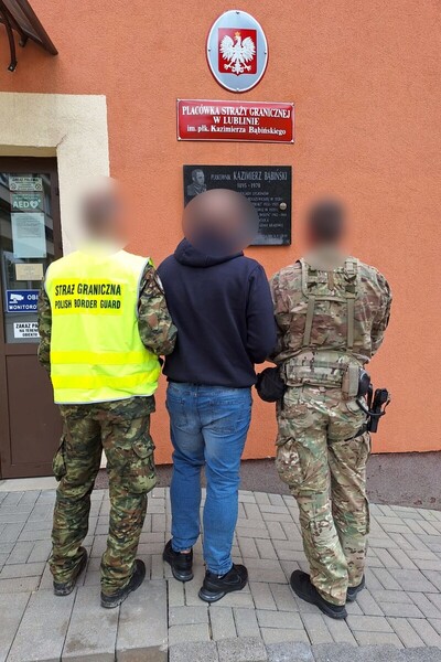 Funkcjonariusze SG z osobą zatrzymaną Funkcjonariusze SG z osobą zatrzymaną