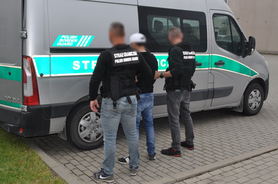 Funkcjonariusze SG z osobą zatrzymaną Funkcjonariusze SG z osobą zatrzymaną