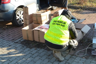 Funkcjonariusz SG podczas czynności służbowych Funkcjonariusz SG podczas czynności służbowych