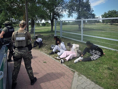 Zatrzymany kurier i pięciu migrantów