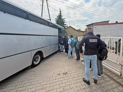Funkcjonariusz SG z osobami zatrzymanymi Funkcjonariusz SG z osobami zatrzymanymi