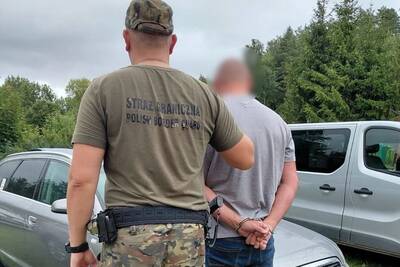 Funkcjonariusz SG z osobą zatrzymaną 