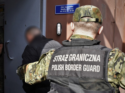 Funkcjonariusz SG z osobą zatrzymaną 