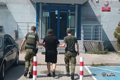 Funkcjonariusze SG z osobą zatrzymaną