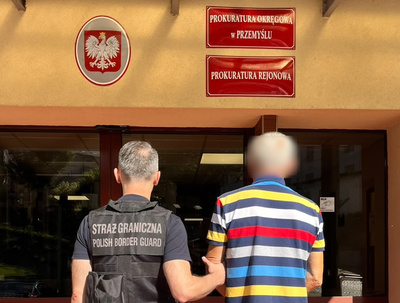 Funkcjonariusz SG z osobą zatrzymaną