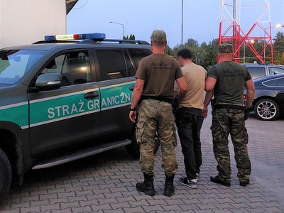 Funkcjonariusze SG z osobą zatrzymaną