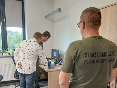 Funkcjonariusze SG z osobą zatrzymaną