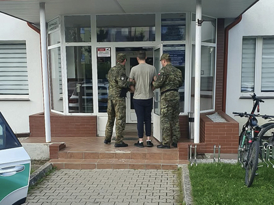 Funkcjonariusze SG z osobą zatrzymaną
