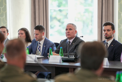 Polsko – amerykańska współpraca dla bezpieczeństwa granic. Przedstawiciele amerykańskich służb z wizytą w Warszawie Polsko – amerykańska współpraca dla bezpieczeństwa granic. Przedstawiciele amerykańskich służb z wizytą w Warszawie