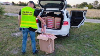 Nielegalne papierosy w aucie i garażu Nielegalne papierosy w aucie i garażu