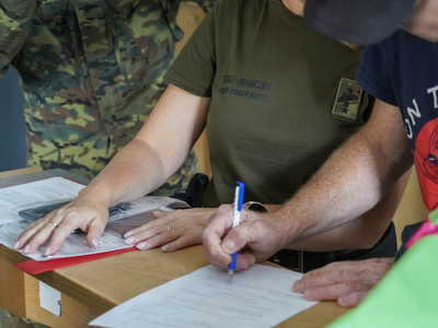Trzech cudzoziemców opuściło Polskę 