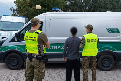 Funkcjonariusze SG z osobą zatrzymaną