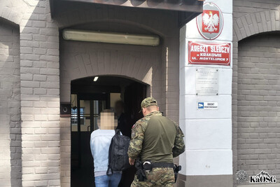 Funkcjonariusz SG z osobą zatrzymaną