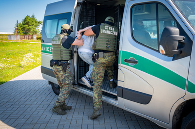 Funkcjonariusze SG z osobą zatrzymaną 