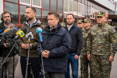 Wizyta Ministrów Obrony Narodowej oraz Spraw Wewnętrznych i Administracji na granicy polsko-ukraińskiej Wizyta Ministrów Obrony Narodowej oraz Spraw Wewnętrznych i Administracji na granicy polsko-ukraińskiej