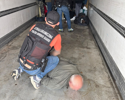 Serbscy kierowcy aresztowani. W chłodni ukrywali 34 migrantów Serbscy kierowcy aresztowani. W chłodni ukrywali 34 migrantów