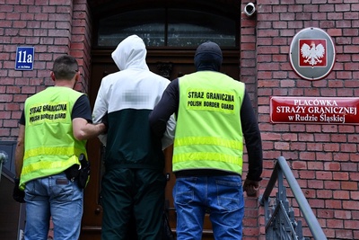 Narkotyki, nielegalna broń i linia do produkcji metamfetaminy - zatrzymani członkowie zorganizowanej grupy przestępczej Narkotyki, nielegalna broń i linia do produkcji metamfetaminy - zatrzymani członkowie zorganizowanej grupy przestępczej