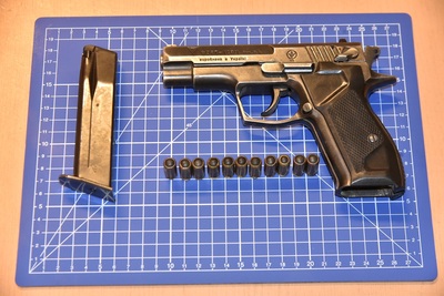 Pistolet pod kurtką – broń zatrzymana na granicy w Zosinie Pistolet pod kurtką – broń zatrzymana na granicy w Zosinie