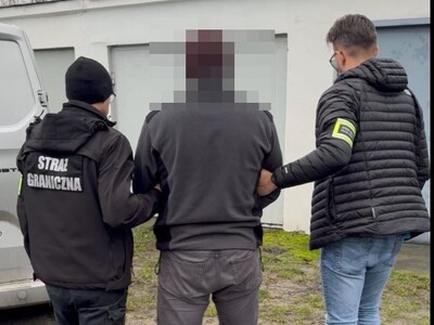 Funkcjonariusze SG z osobą zatrzymaną Funkcjonariusze SG z osobą zatrzymaną