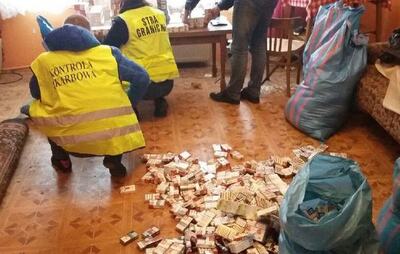 Funkcjonariusze SG i Kontroli Skarbowej w mieszkaniu przy ujawnionych tam papierosach 