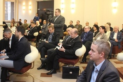uczestnicy spotkania podczas debaty 