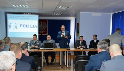 wiceminister Jarosław Zieliński w KMP Suwałki 