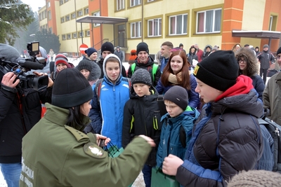 dzieci z Ukrainy odbierają upominki 