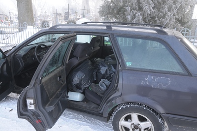 paierosy w audi zaparkowanym przy cmentarzu 
