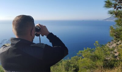 funkcjonariusz SG patroluje brzeg morski 