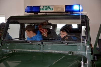 dzieci w samochodzie słuzbowym SG 