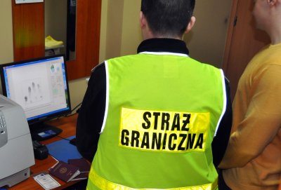 Funkcjonariusz podczas czynności identyfikacyjnych 