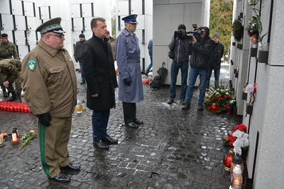 Zastępca Komendanta Głównego SG gen. bryg. SG Jacek Bajger składa wieniec pod Mauzoleum na Łączce 