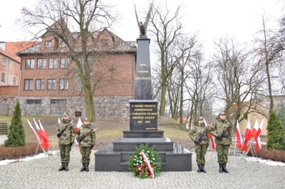 Warta honorowa pod pomnikiem w Kętrzynie 