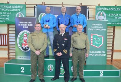 funkcjonariusze związkowcy na podium 