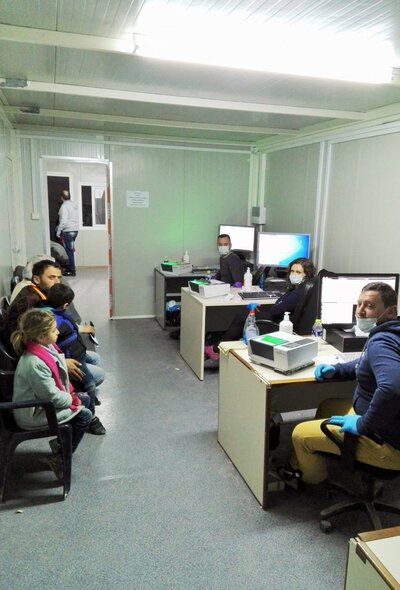 rejestracja i daktyloskopowanie imigrantów na Chios