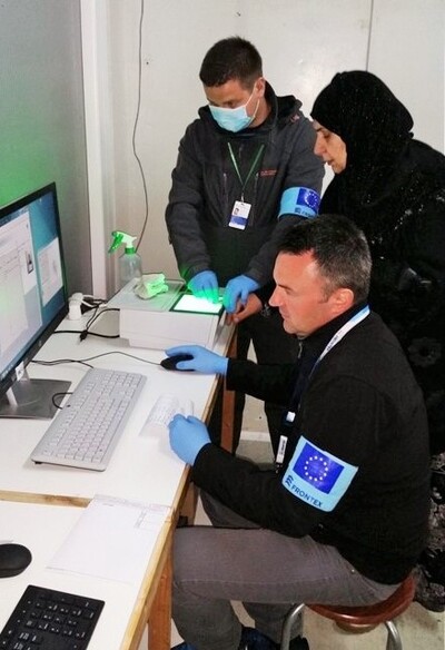 rejestracja i daktyloskopowanie imigrantów na Samos