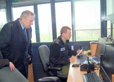Konsul podczas wizyty na przejściu granicznym w Medyce 