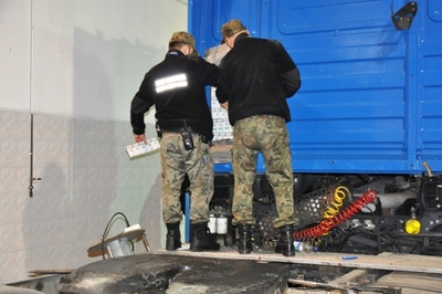 skrytka w tylnej ścianie pojazdu