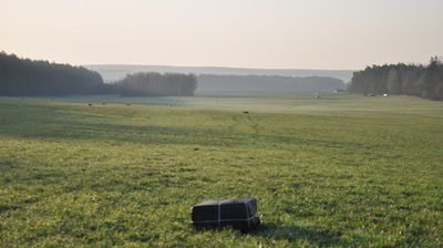 pudła z przemytem rozrzucone na polu