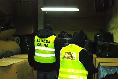 nielegalna linia do produkcji tytoniu