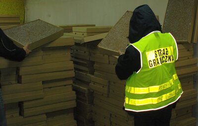 nielegalna linia do produkcji tytoniu