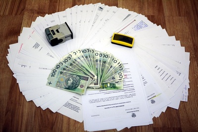 zabezpieczone dokumenty, pieczątki i pieniądze