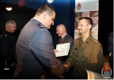 Wręczenie certyfikatów przez przez Zastępcę Komendanta Stołecznego Policji