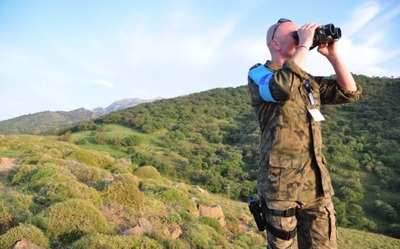 funkcjonariusz SG podczas patrolu na wyspie Lesbos 